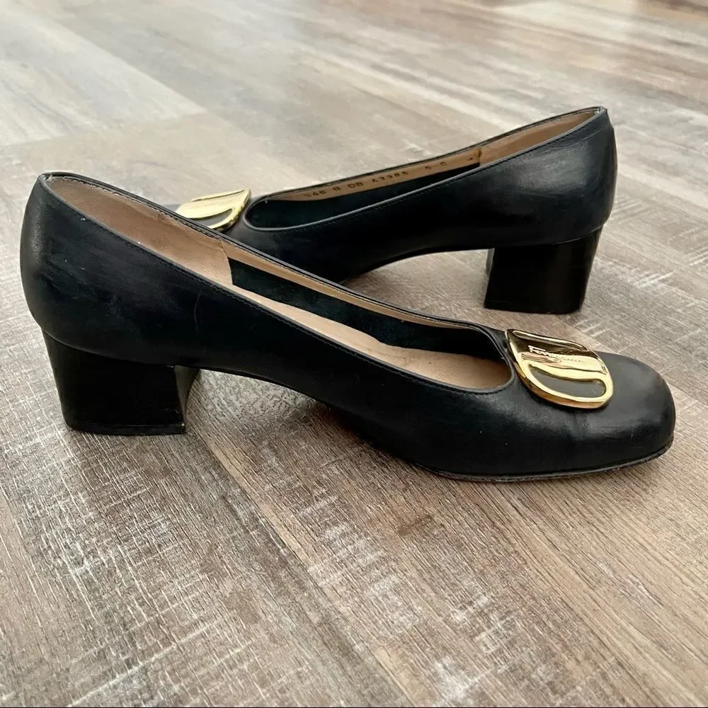 SALVATORE FERRAGAMO navy blue leather heels.